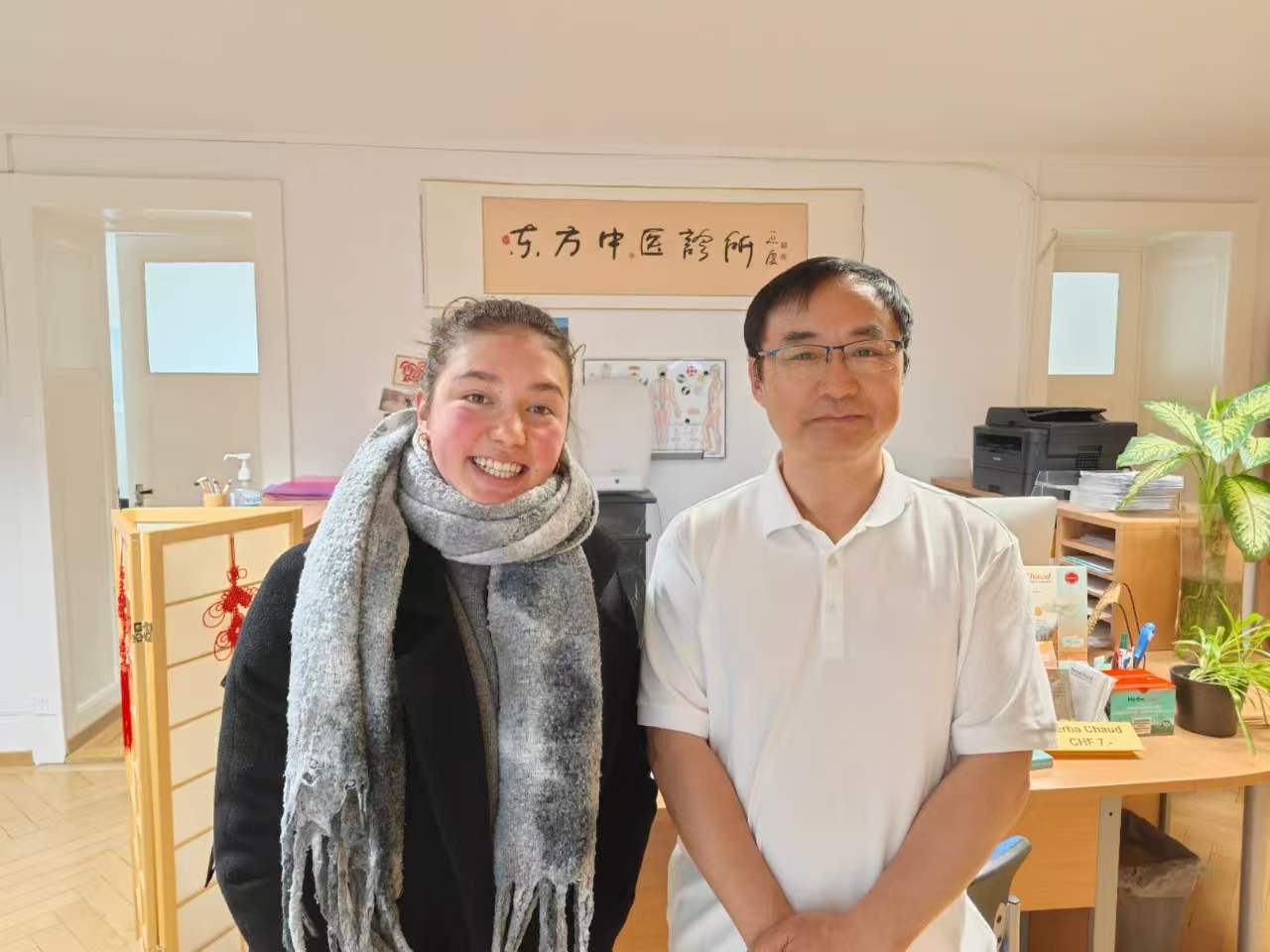Melody Halbeisen aux côtés du professeur Tian Kaiyu au cabinet SiNatura